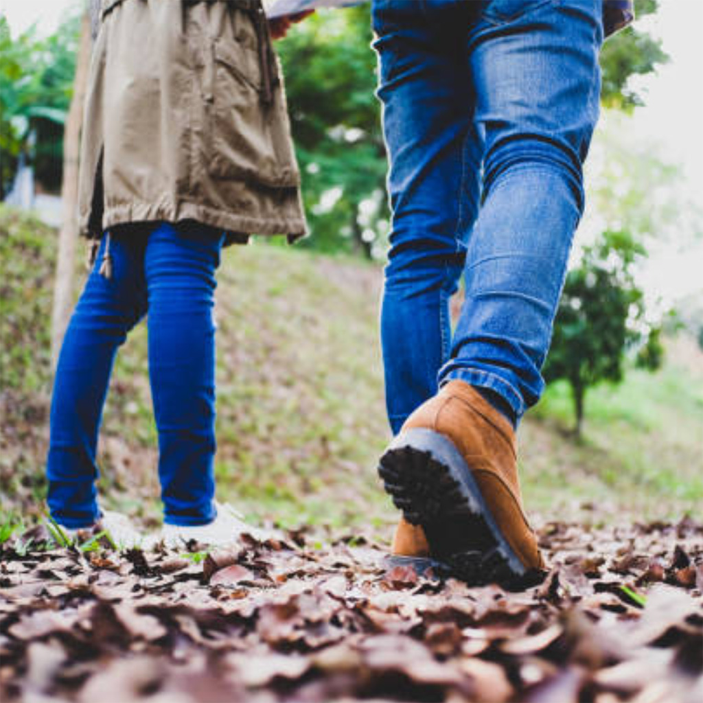 Groep mensen gebruikt een rotsblok om mee te trainen